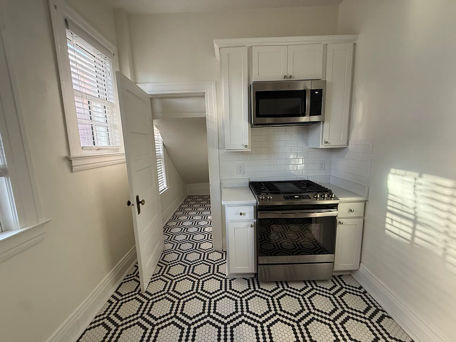 111 S Ashland Ave — Photo 4