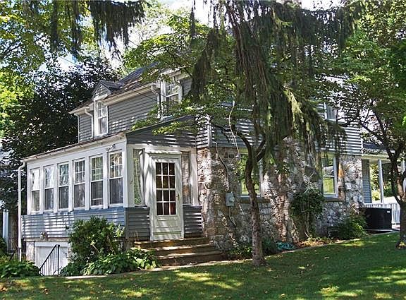2nd image of 2223 Hackett Ave