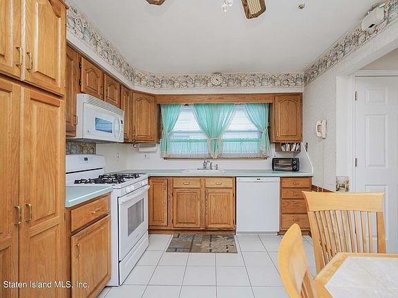 4th image of 105 Bradley Ave