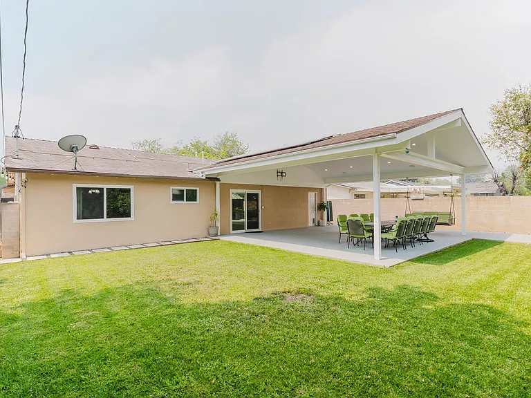 22515 Haynes St — Photo 32