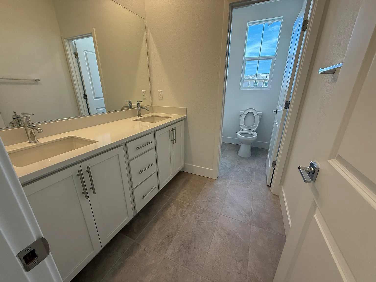5 bed, 2877 sqft, $2,950 — Photo 2