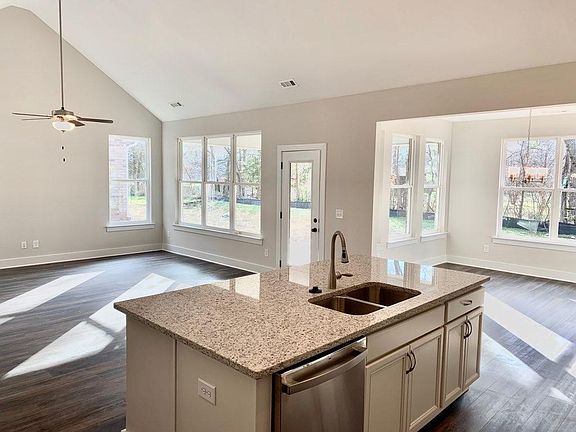 3rd image of 2527 Parkwood Dr