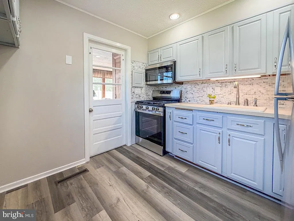 4 bed, 2.0 bath, 1300 sqft, $2,900 — Photo 3