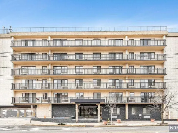 233 12th St APT 1C, Palisades Park, NJ 07650