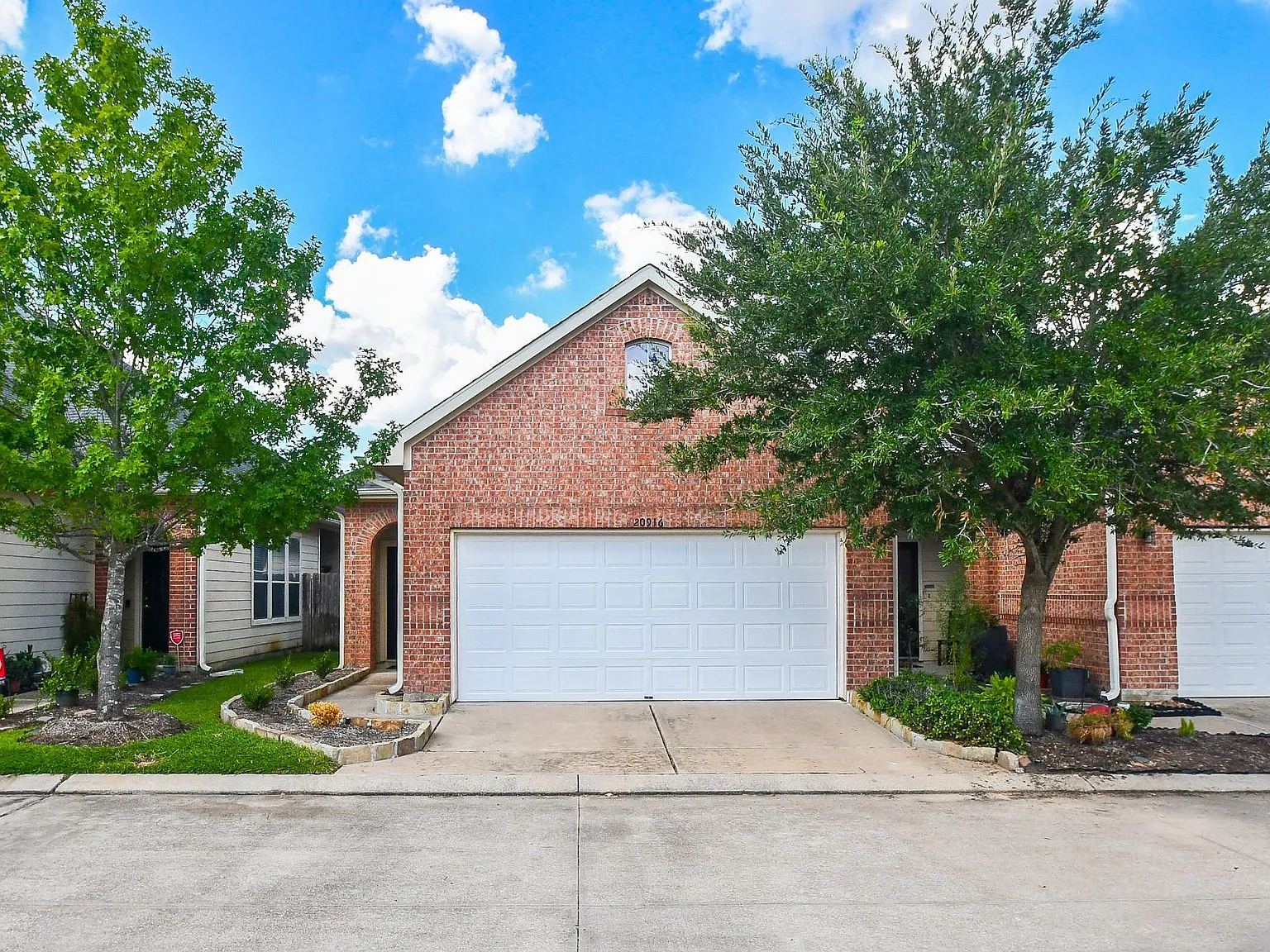 3 bed, 2.0 bath, 1529 sqft, $2,200 — Photo 2