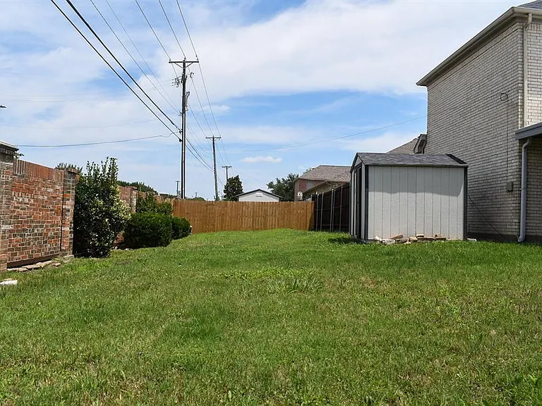 409 Royal Crest Dr — Photo 4