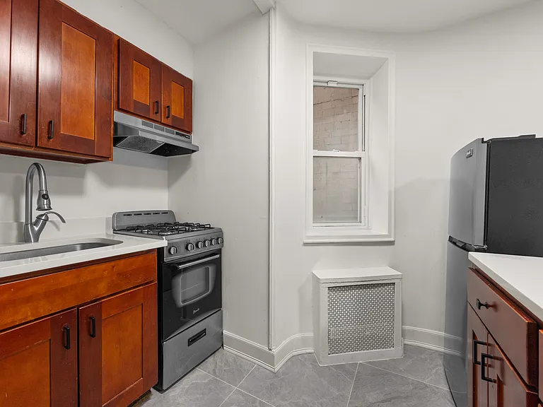 311 E 25th St #1B — Photo 4