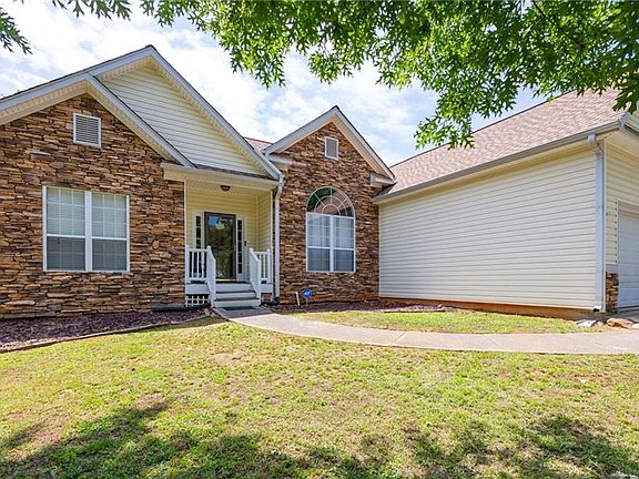 3rd image of 310 Hillcrest Dr