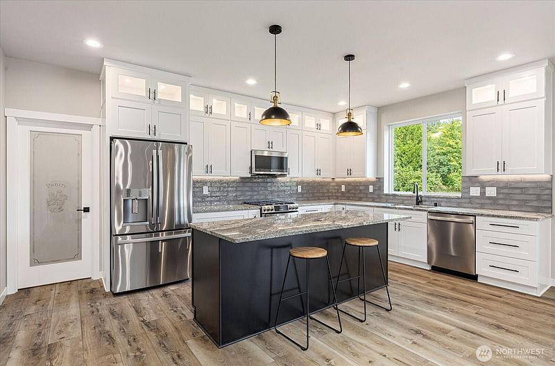 4th image of 2427 Cambridge Court