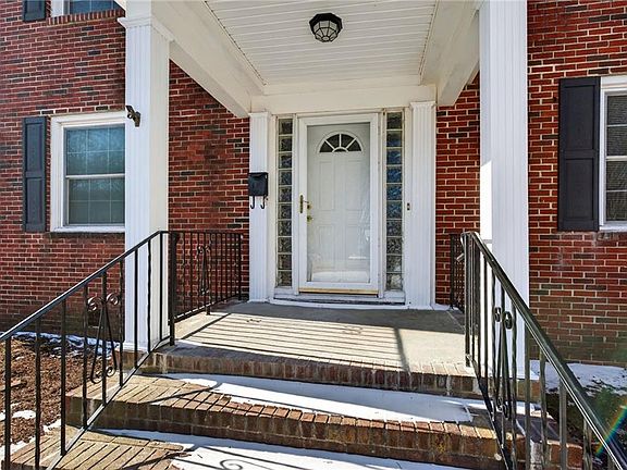 3rd image of 412 West Rd