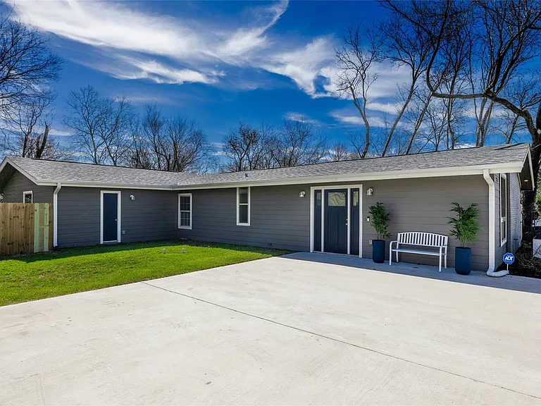 5503 Manor Rd — Photo 2