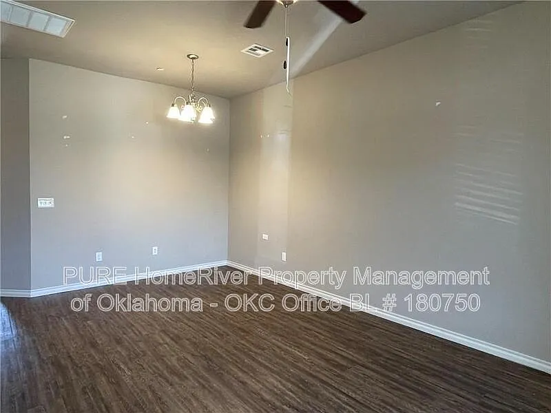 2 bed, 1.0 bath, 917 sqft, $1,125 — Photo 2