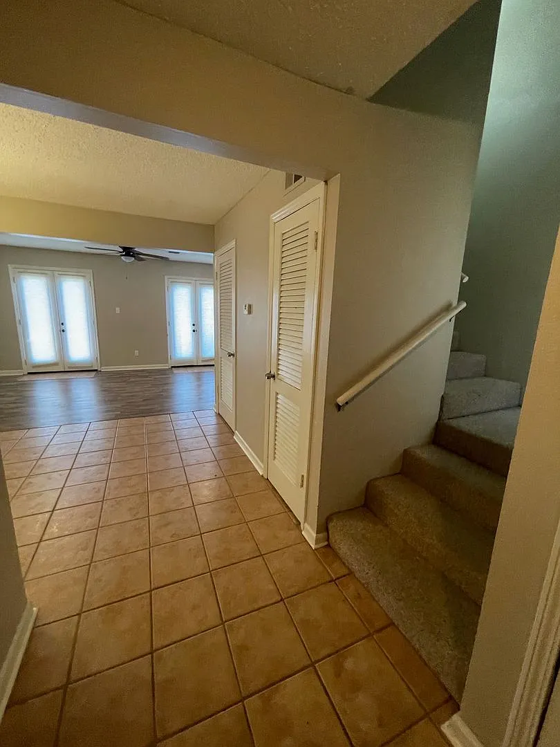 3 bed/1.5 bath townhome right off of I-49 — Photo 2