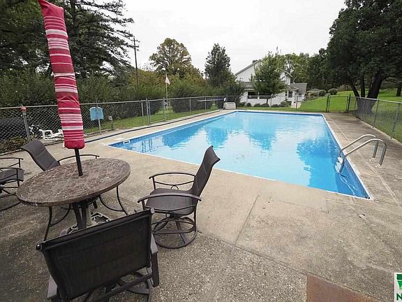 4th image of 4537 Manor Cir