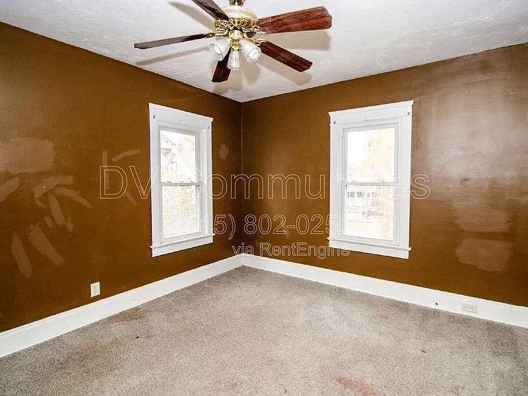 9711 Parmelee Ave — Photo 10