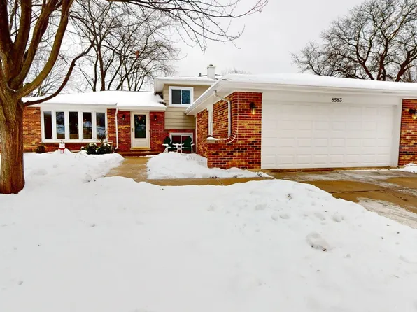 8583 Wood Vale Dr, Darien, IL 60561
