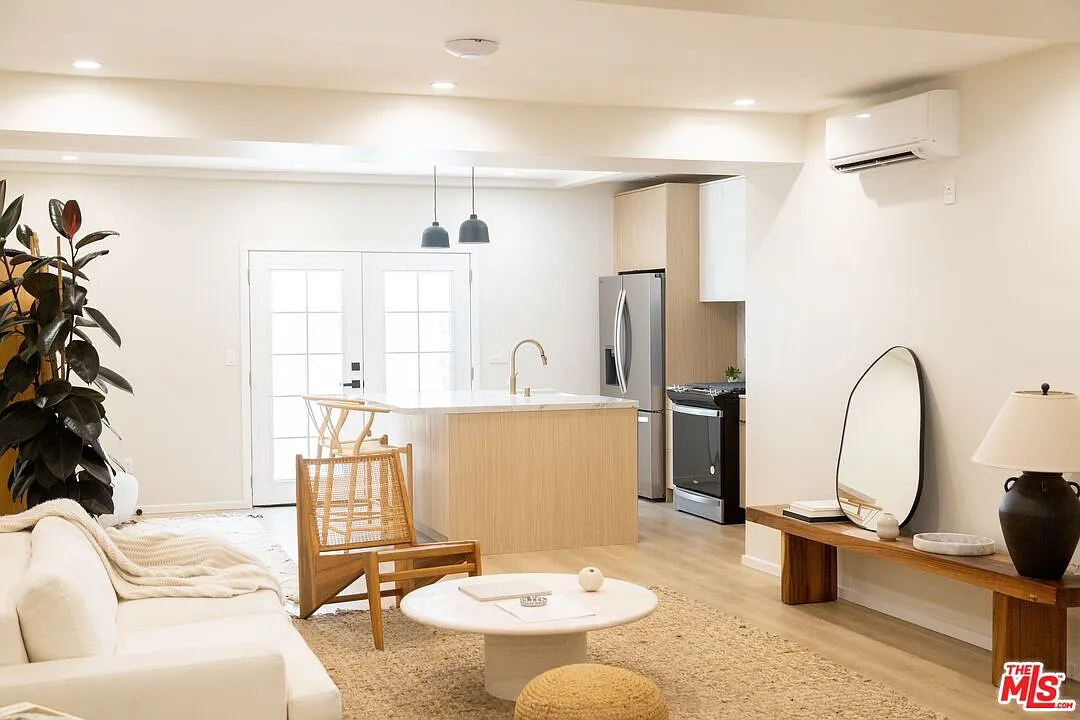 2 bed, 1.0 bath, 650 sqft, $2,799 — Photo 1