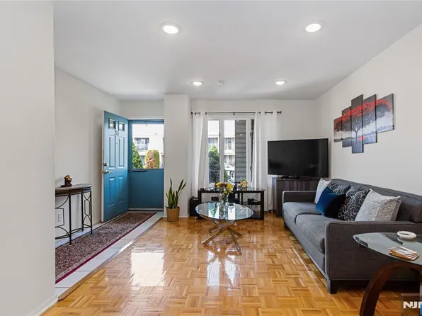 31 Willow Wood Sq Unit 31, East Rutherford, NJ 07073