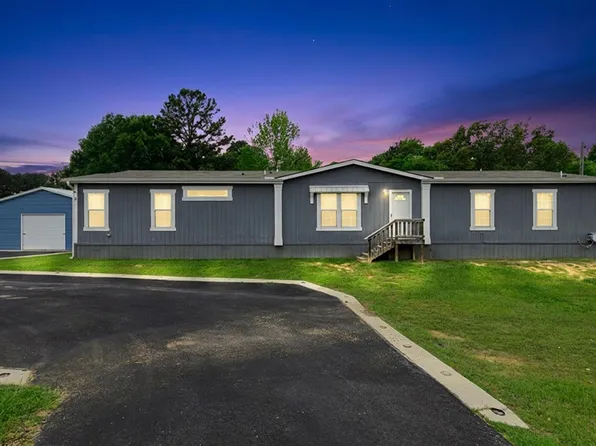 305 Oakwood Rd, Gladewater, TX 75647