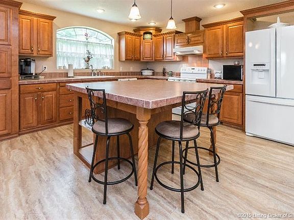3rd image of 1076 W Barnett Dr