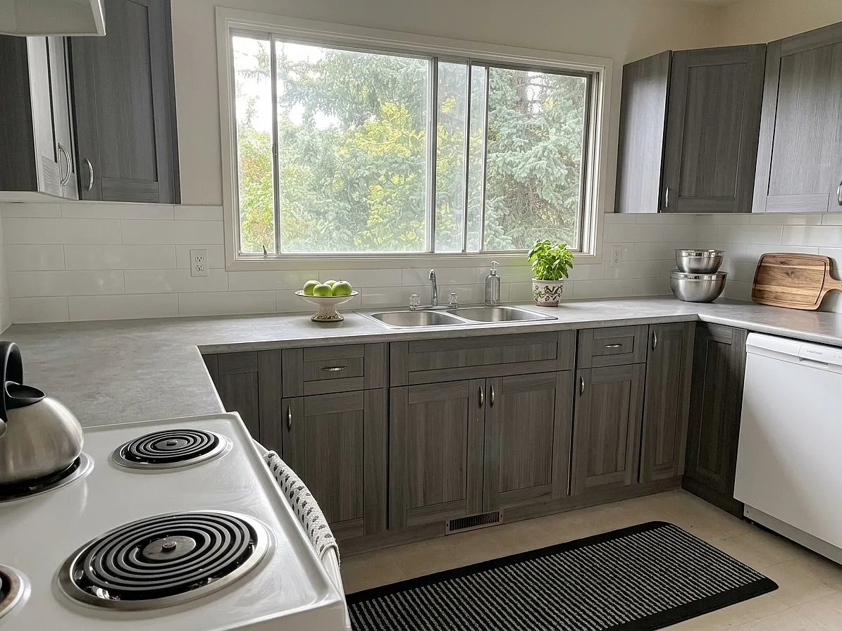 Spacious 3 Bedroom, 1.5 Bath Fourplex in Hunterview NW — Photo 3