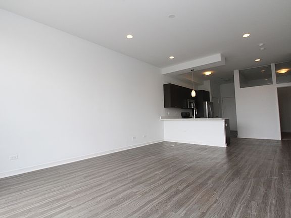 4th image of 5427 N Broadway #3N