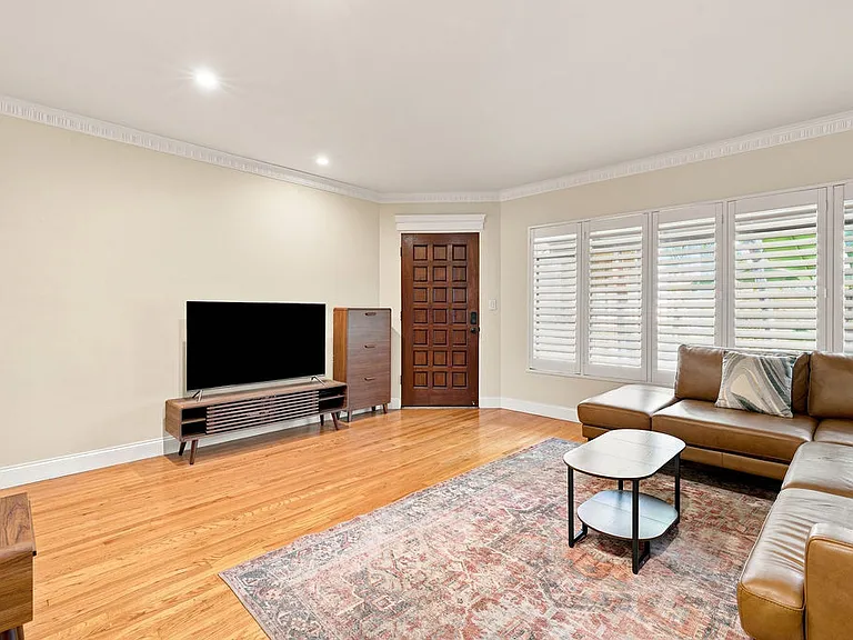 1615 N Laurel Ave #214 — Photo 8