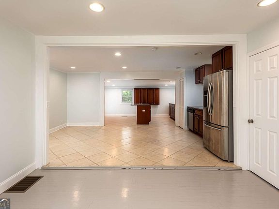 4th image of 248 Rear Arch St