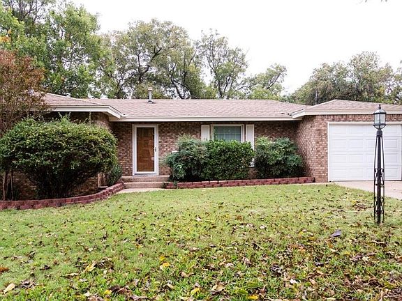 2nd image of 810 Crescent Dr