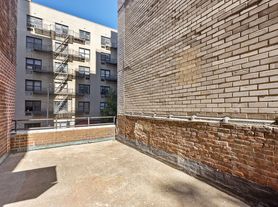200 E 15th St