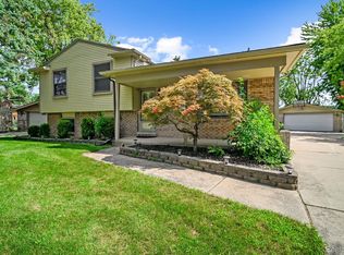 18432 N Oak Ct, Clinton Township, MI 48038