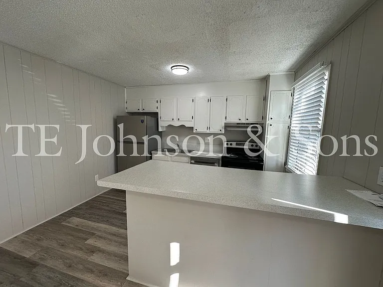 2550 Green Oaks Ct #B — Photo 2