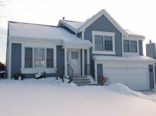 709 Longacre Ln, Island Lake, IL 60042