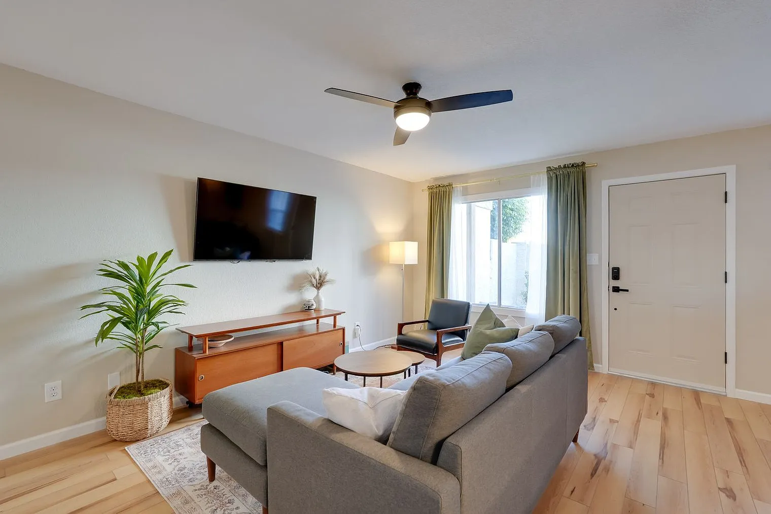 2 bed, 1.0 bath, 979 sqft, $2,161 — Photo 2
