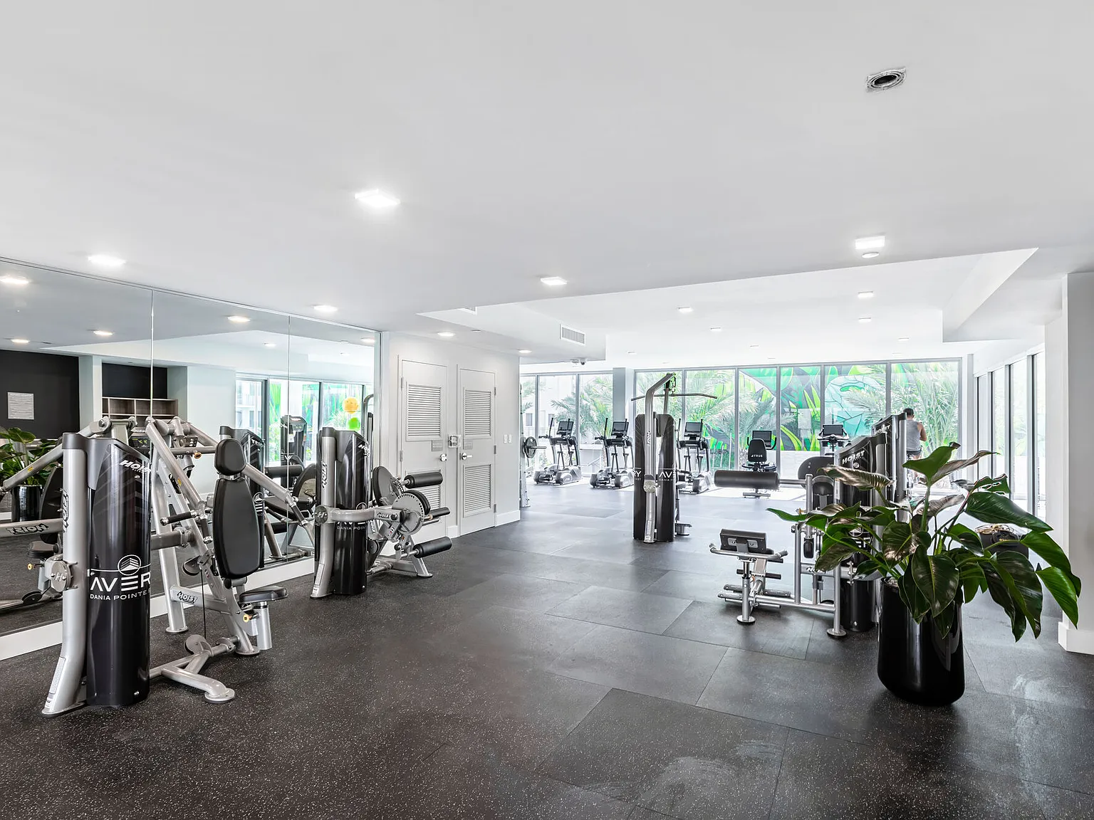 Avery Dania Pointe East — Photo 4