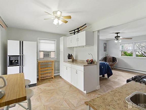 4th image of 16 E Pleasant Ave
