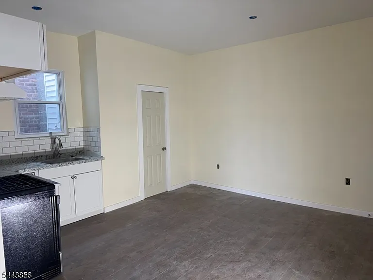 213 Harrison Ave — Photo 2