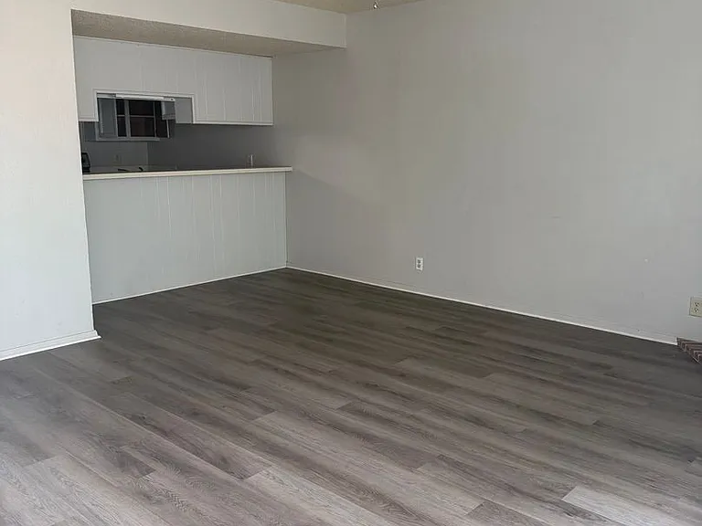 716 W Mulberry St — Photo 3