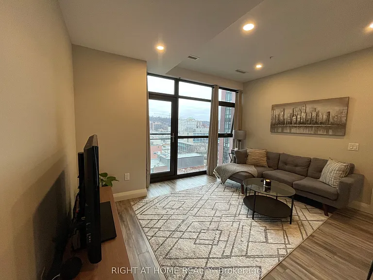 118 King St E #1015 — Photo 16