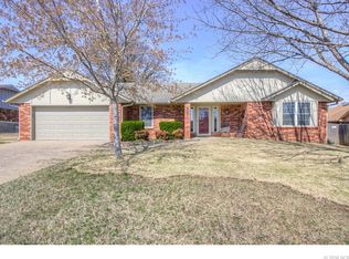 4406 Stonehenge Dr, Bartlesville, OK 74006
