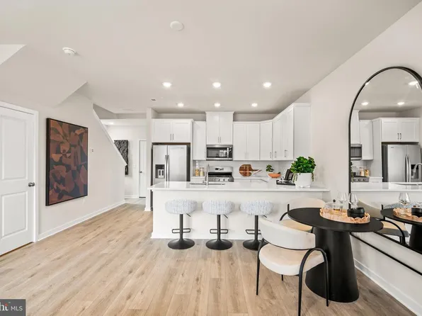 860 Graphite Dr, Phoenixville, PA 19460