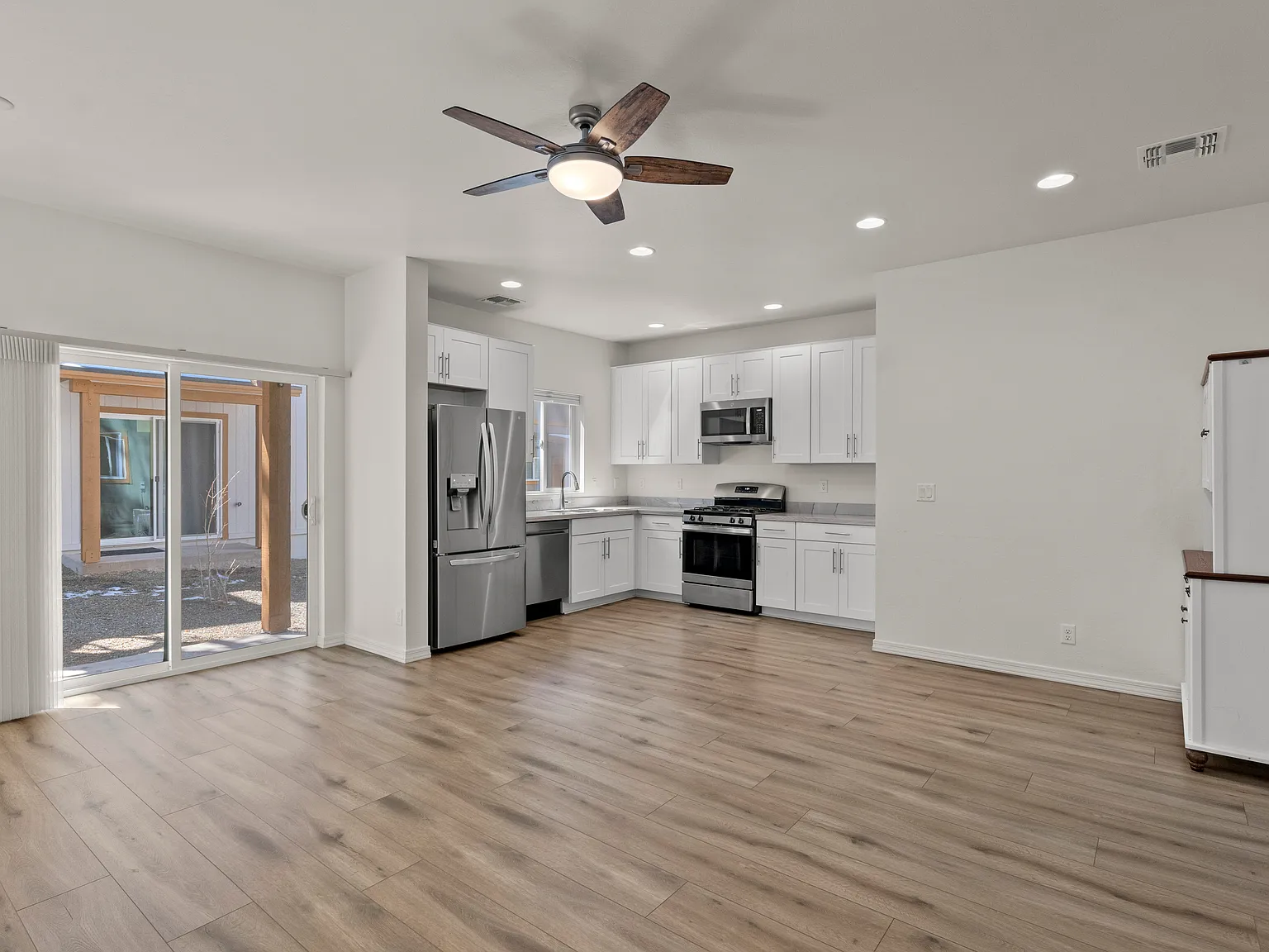 V708 3001 East Butler Avenue #38 Salamon - 3001 East Butler Avenue, #38 — Photo 2