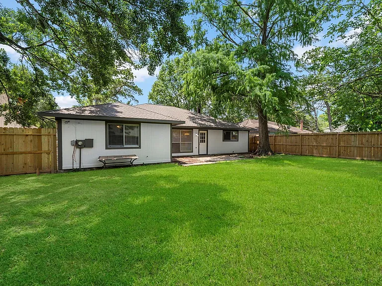 13815 Grosvenor St — Photo 34