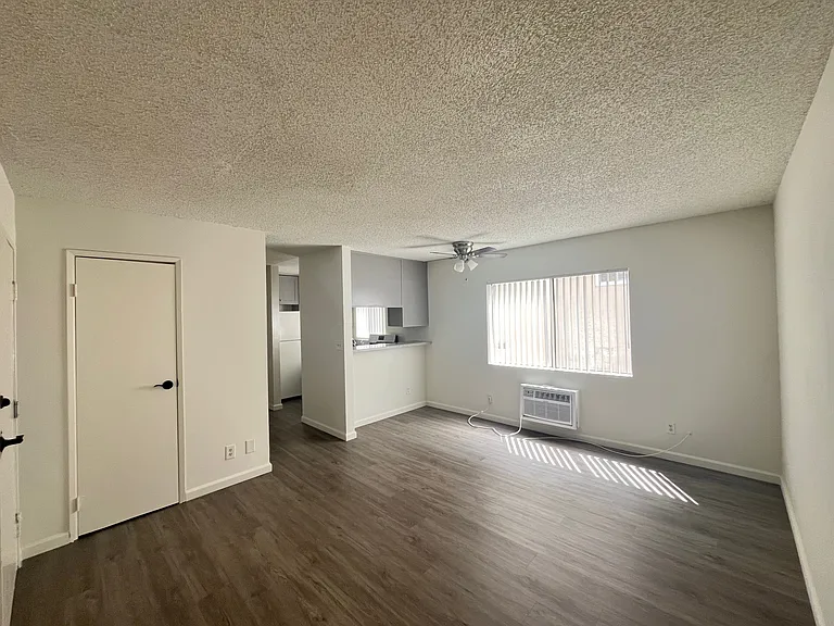943 Elden Ave — Photo 1