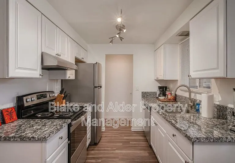 5934 SW 30th Ave — Photo 4