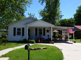 32 W 1st St, Falkville, AL 35622