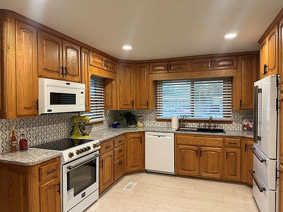 4th image of 1010 N Clay Ave