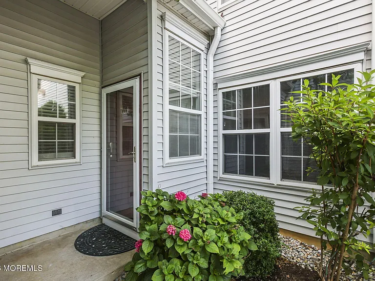 761 Banyan Ct — Photo 1