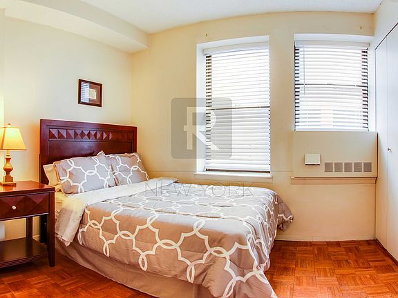 4th image of 150 W 51st St APT 1527