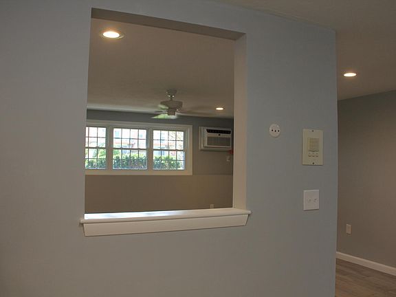 5th image of 6 Williamsburg Ct Unit 1